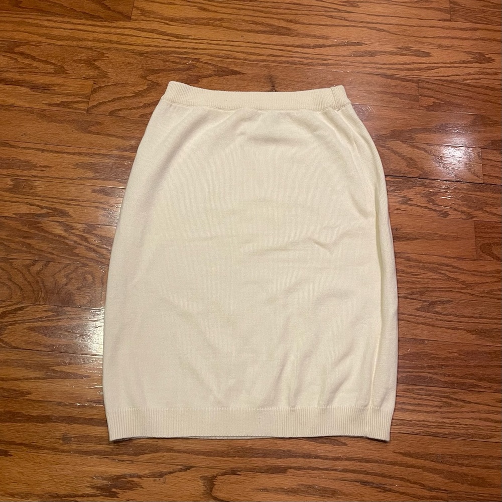 VINTAGE Large Rafaela brand cream lambs wool blend skirt.
